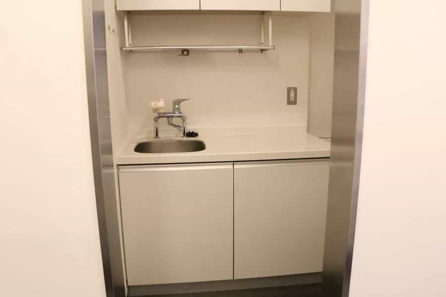 【男性トイレと女性トイレの間には流し台があります。手洗い場としてご利用ください】