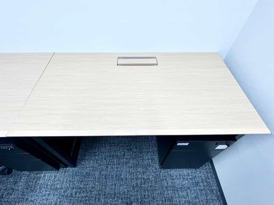 【ブース内の机はPC作業にちょうど良いコンパクトサイズです】 - エキスパートオフィス横浜 203の写真