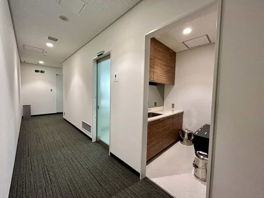 【給湯室・男子トイレ入口】