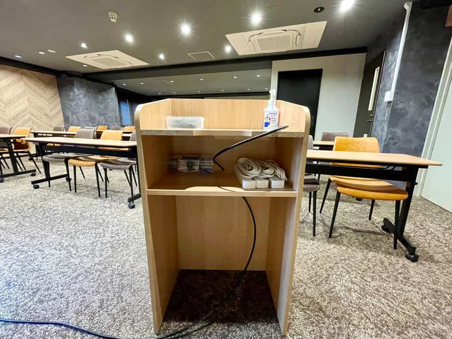 【司会台には延長コードなどの細かい備品を設置しております】 - TIME SHARING 田町赤羽橋 8Aの写真