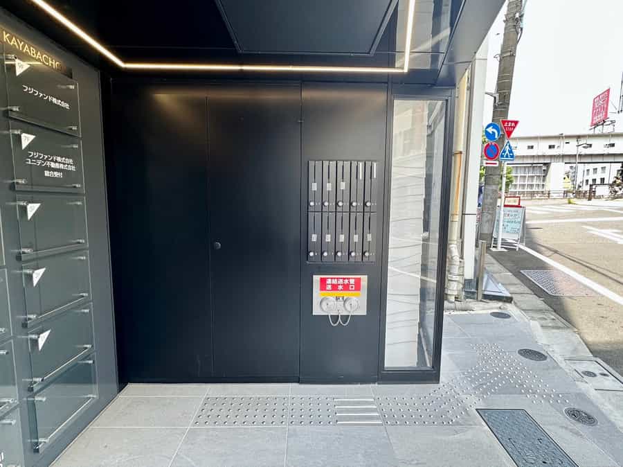【ビル1階・入口右側にあるポストから、予約完了メールに記載した方法で鍵を取り出し、エレベーターに乗っていただきます】 - TIME SHARING 茅場町 FF日本橋茅場町ビル4Fの写真