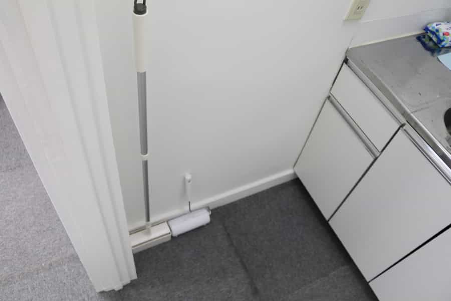【流し台のそばにカーペットクリーナーもございます。終了時の簡易清掃にご協力をお願いします】 - TIME SHARING 銀座一丁目の写真