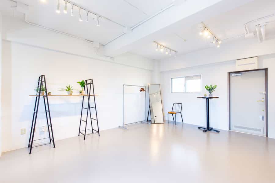 GALLERY C:グレーと白の内装と自然光でモデル・ポートレート撮影に - GOBLIN.原宿店-GALLERY C-の写真