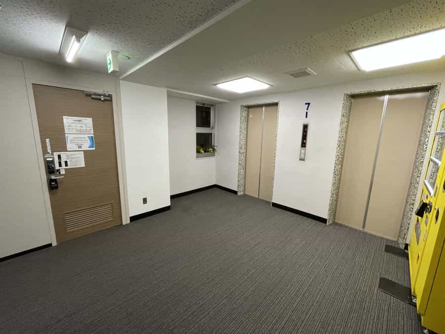 【7階に到着したら、エレベーターを出てすぐ右のドアが7A会議室です】 - TIME SHARING 渋谷ワールド宇田川ビル7Aの写真