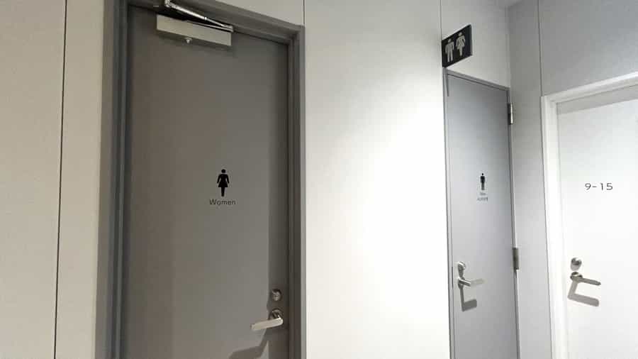 【男性:個室1/小便器1、女性:個室1】