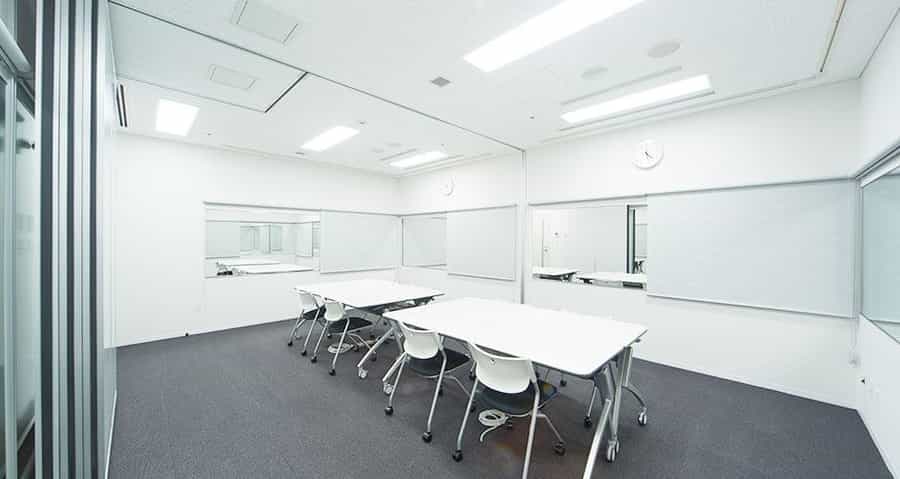 【主催者控室 約30m²の空間にスライディングウォールや鏡があり楽屋としても使用可能。併設しているパントリー2にはシンクや冷蔵庫を備え付けています。】 - EBiS303 イベントホールの写真