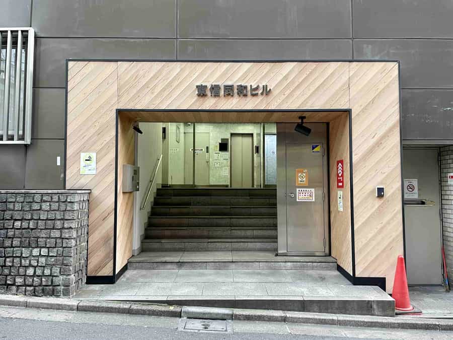 【建物沿い、右手側に正面入口があります】 - TIME SHARING 新宿9Aの写真