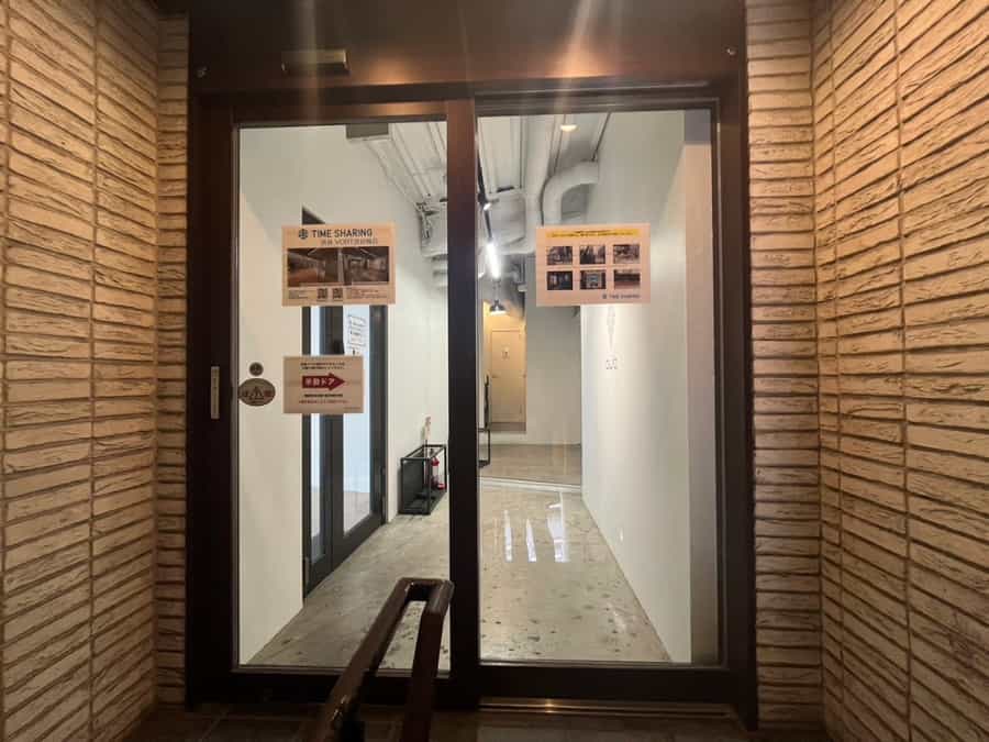 【キーボックスから取り出した鍵で扉下にある鍵穴で施錠解錠をしてください。※自動ドアは停止しております。】 - TIME SHARING 渋谷 VORT渋谷桜丘 2Bの写真