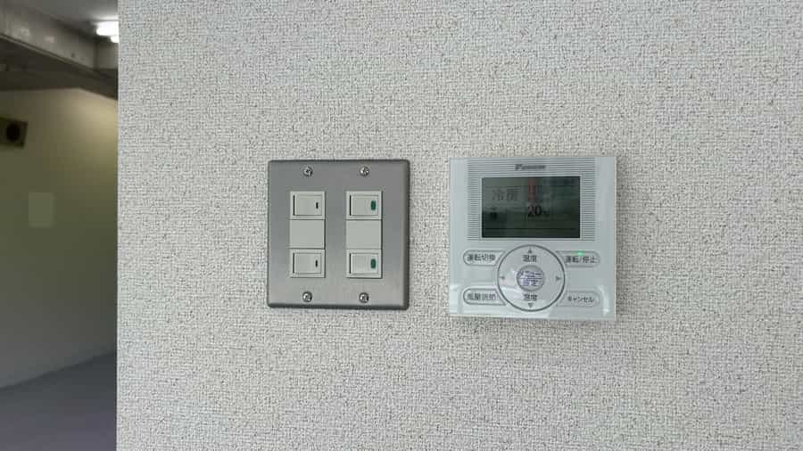【奥側のお部屋の電気と空調のスイッチは、真ん中の仕切り壁の周辺にございます】