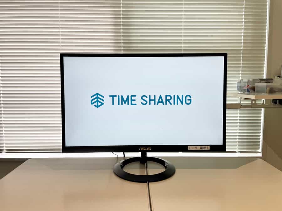 【テーブル上にはモニターをご用意しています】 - TIME SHARING 新宿御苑前 オリエント新宿1001の写真