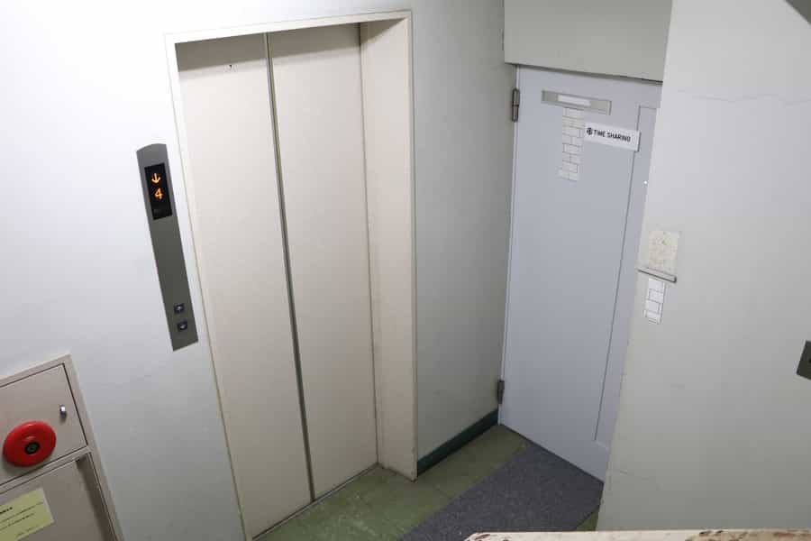 7階のスペース入口扉 - TIME SHARING 新橋駅日比谷口前の写真