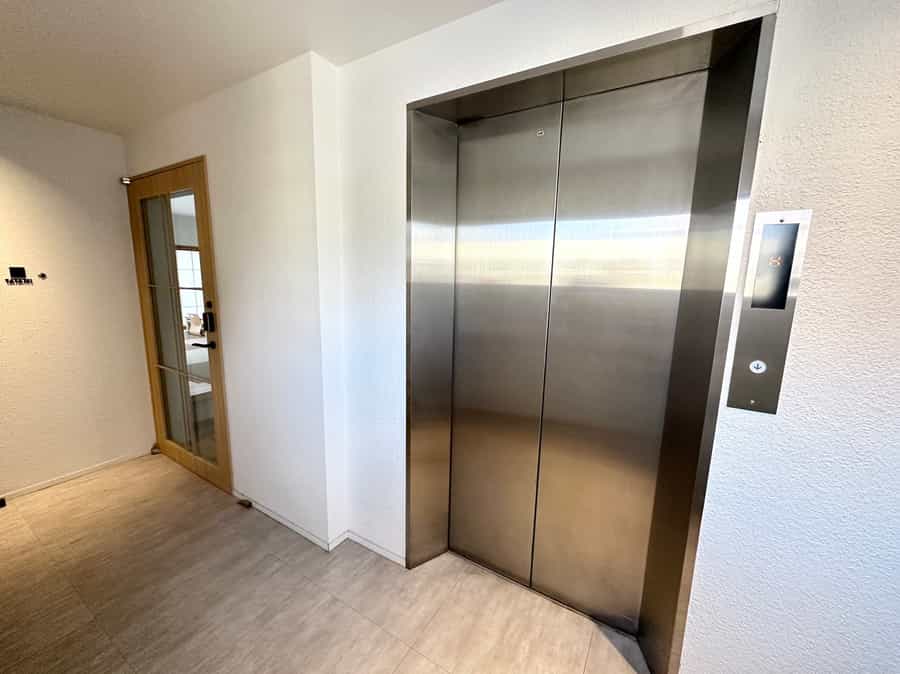 【8階でエレベーターを降ります】 - INBOUND LEAGUE 8階 Tatami Room & Terraceの写真