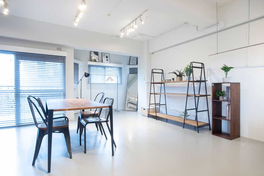 GALLERY C:グレーと白の内装と自然光でモデル・ポートレート撮影に - GOBLIN.原宿店-GALLERY C-の写真