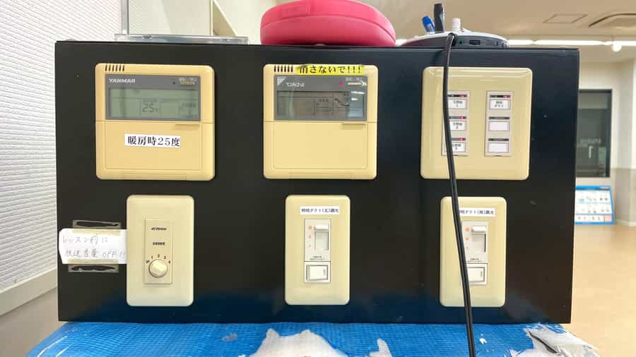 【電気や空調のスイッチはアンプの上にございます】