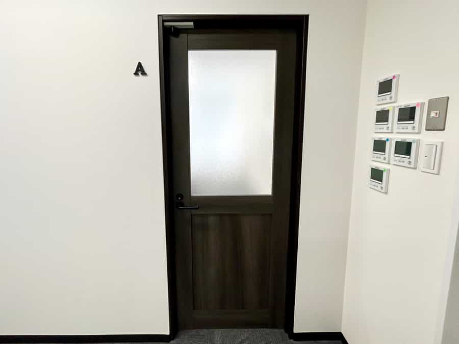【「A」というアルファベットが目印です。会議室に鍵はついていないのでそのままご入室ください】 - TIME SHARING 横浜関内 セルテアネックス 3Aの写真