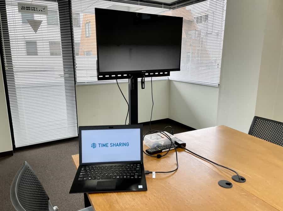 【モニターから出ているHDMIケーブルとお手持ちの機器を繋げるだけで簡単に映ります!】 - TIME SHARING 水道橋 三崎町TSビル 5Fの写真