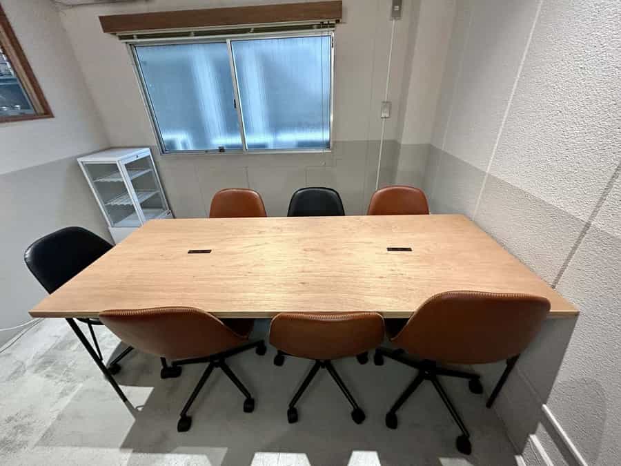 【対面で着席できるので、会議や打ち合わせにオススメです】 - 錦糸町 ロジコーヒー、 Meeting Roomの写真