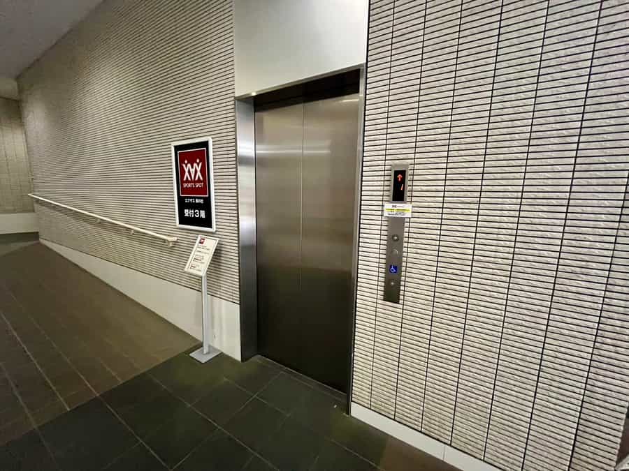 【館内に入ると右側にエレベーターがございますので3階に上がります。】 - TIME SHARING 津田沼 コナミスポーツクラブ 奏の杜 STUDIO2(旧:エグザス 奏の杜)の写真