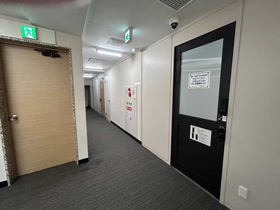 エレベーターを降りると正面に9Aの入り口があります - TIME SHARING 渋谷ワールド宇田川ビル 9Aの写真