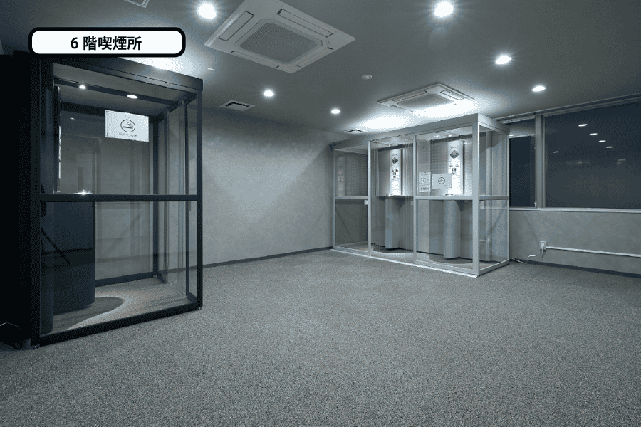 【6F喫煙所 - 加熱式タバコと紙タバコでブースが分かれております】- グレイドパーク 新橋駅前7F(銀座口) の写真