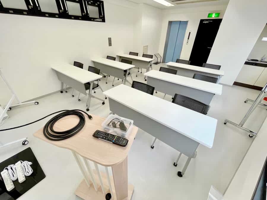 【司会台からコミュニケーションが取りやすいサイズ感の会議室です】 - TIME SHARING 水道橋 三崎町TSビル 4Fの写真