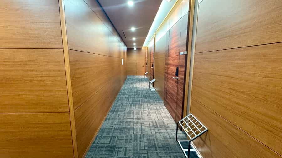【角を曲がり、一番奥の会議室がRoom.6になります。】