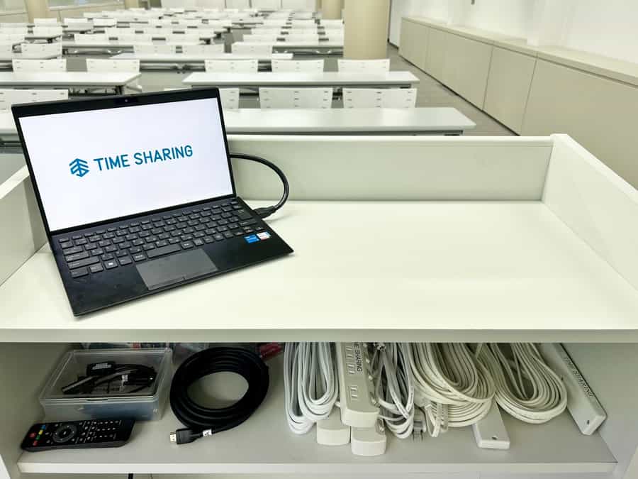 【延長コードなどの備品は、司会台に設置しております】 - TIME SHARING 銀座三丁目ビルディング5Fの写真