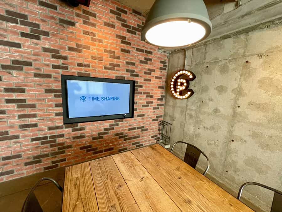 【会議室内のモニター、ホワイトボードなどの備品は全て無料でお使いいただけます】 - TIME SHARING 田町赤羽橋 8Cの写真