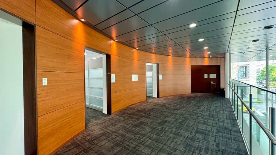 【手前と中央はBooth、一番奥がRoomになります。】