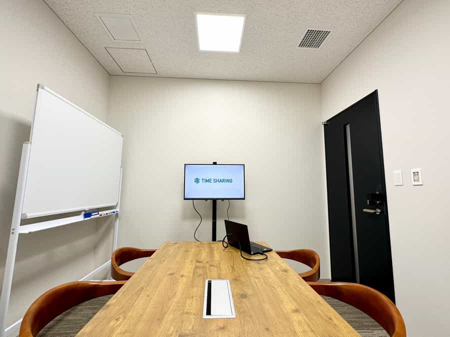 【モニターやホワイトボードなど室内の備品は全て無料でお使いいただけます】 - TIME SHARING 新大阪プライムタワー Room Cの写真