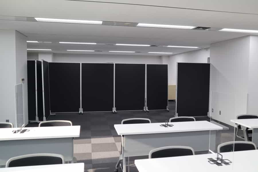 【会議室後方に控室がございます】