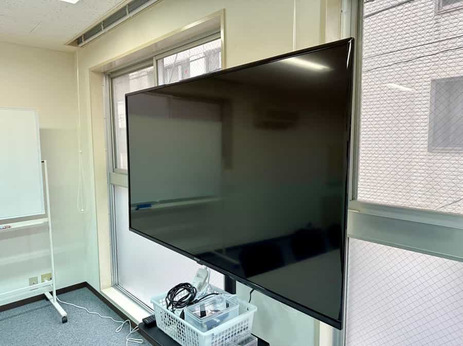 【モニターは55インチの大型なので、複数人で同じ画面を見るシーンで活用いただけます】 - TIME SHARING 小伝馬町 日本橋HRビル2Fの写真