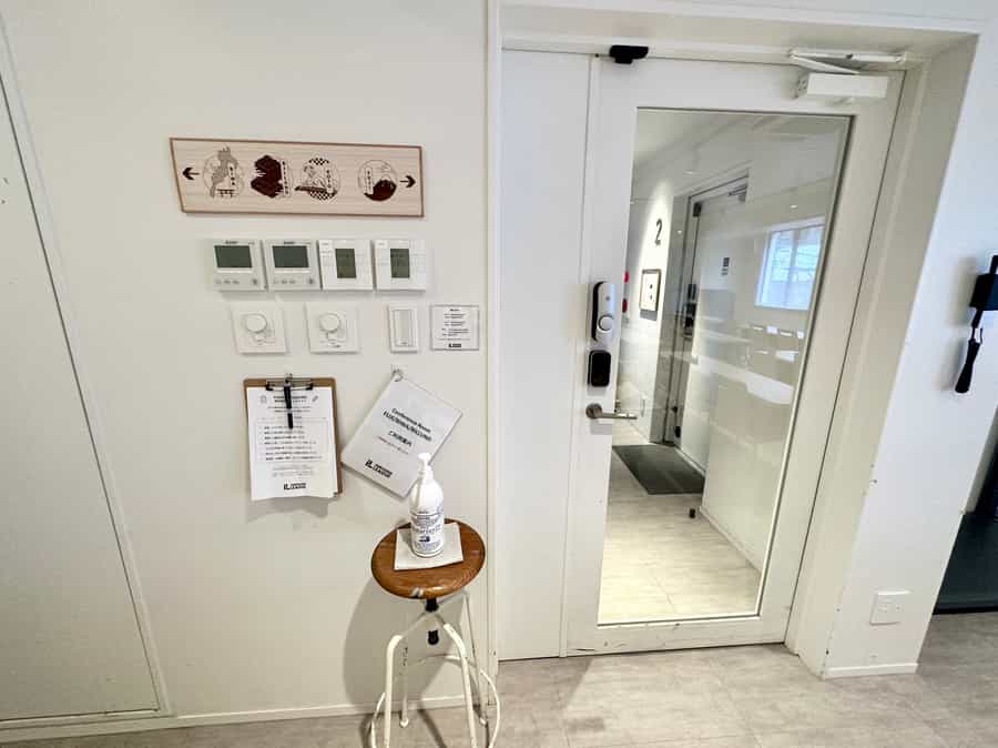 【室内に専用エアコンがあるので温度設定を自由に変更可能です。リモコンは入口入ってすぐ右の壁にございます】 - INBOUND LEAGUE 2階 FUJIの写真