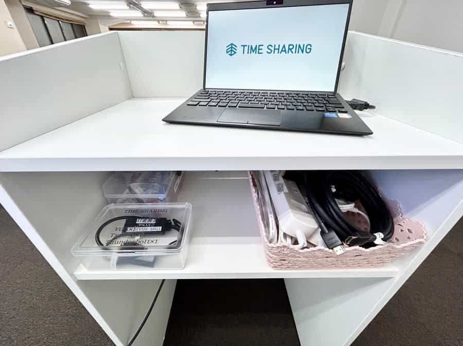 【延長コードなどの備品は、司会台に設置しております】 - TIME SHARING 銀座 GFビル3Fの写真