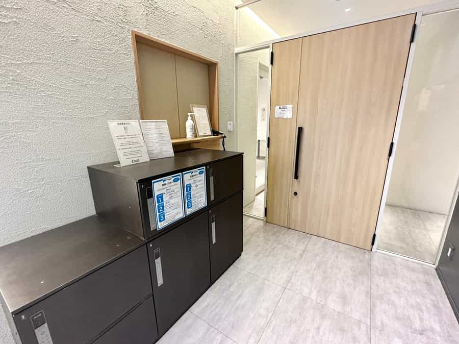 【カードキーを取り出したら共用扉左にあるパネルにカードキーをかざし、建物内にお入りください】 - INBOUND LEAGUE 2階 FUJIの写真