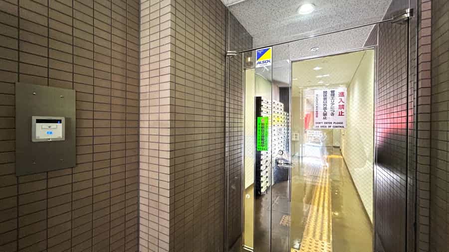 【白いパネルにカードキーを当ててご入館ください】