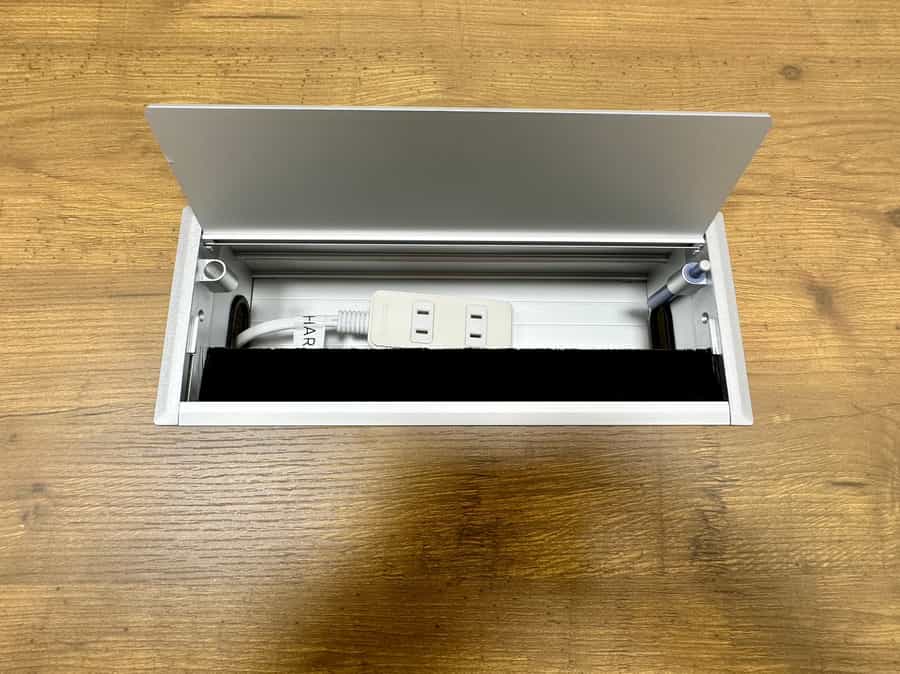 【テーブルの電源タップポケットには3口延長コードが入っています】 - TIME SHARING 新大阪プライムタワー Room Cの写真