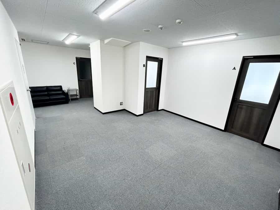 【共有部を入るとA/B/Cの会議室があります】 - TIME SHARING 横浜関内 セルテアネックス 3Cの写真