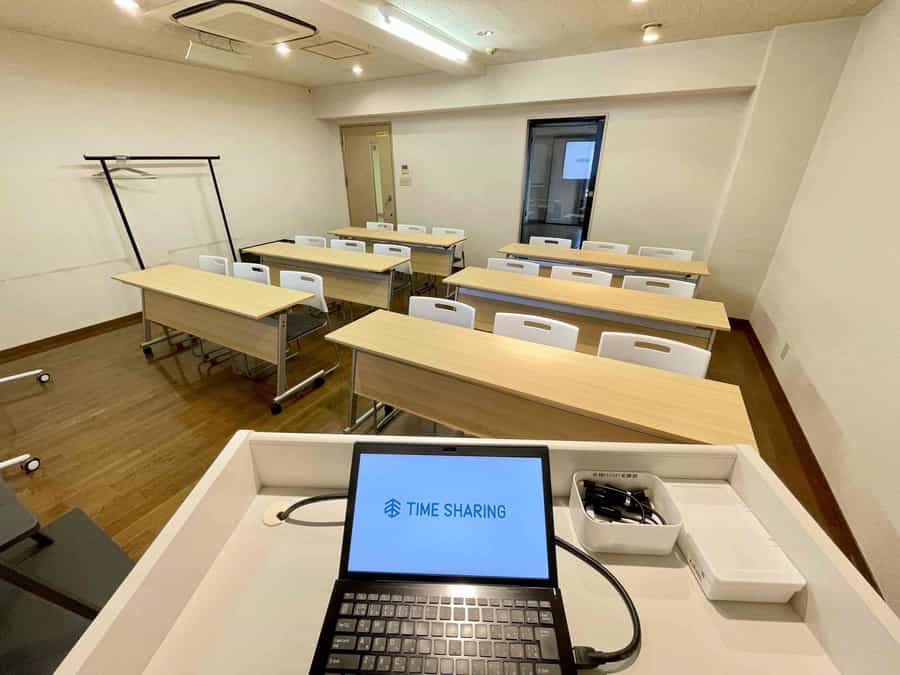 【モニターへは司会台に伸びているHDMIケーブルを繋ぐだけなので簡単♪】 - TIME SHARING 四谷8Bの写真