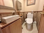 【お手洗いは洋式2つございます】 - 錦糸町 ロジコーヒー、 Meeting Roomの写真