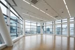 全面フローリング、壁・天井共に白で統一 - QUARTZ GALLERY 9Fの写真