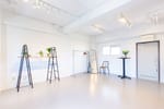 GALLERY C:グレーと白の内装と自然光でモデル・ポートレート撮影に - GOBLIN.原宿店-GALLERY C-の写真