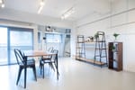 GALLERY C:グレーと白の内装と自然光でモデル・ポートレート撮影に - GOBLIN.原宿店-GALLERY C-の写真